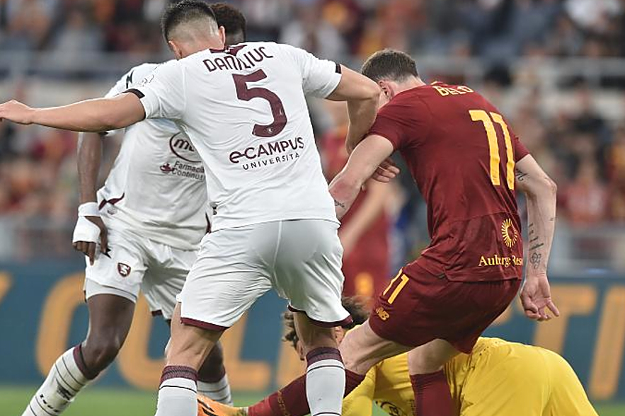 切尔西险胜曼联，卡瓦尼乌龙送礼世界杯的简单介绍