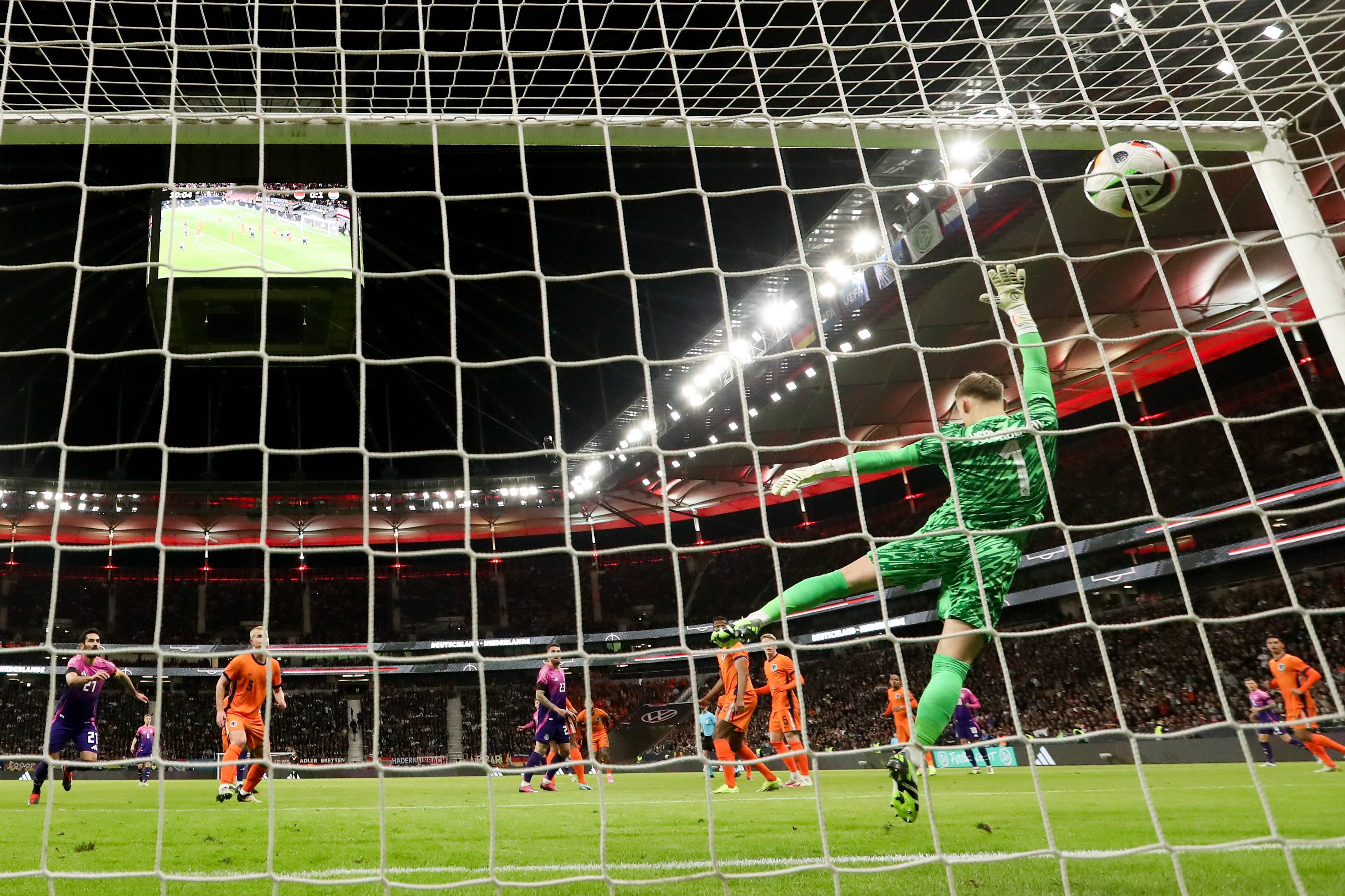 足球巨星们在场上展现高超技艺