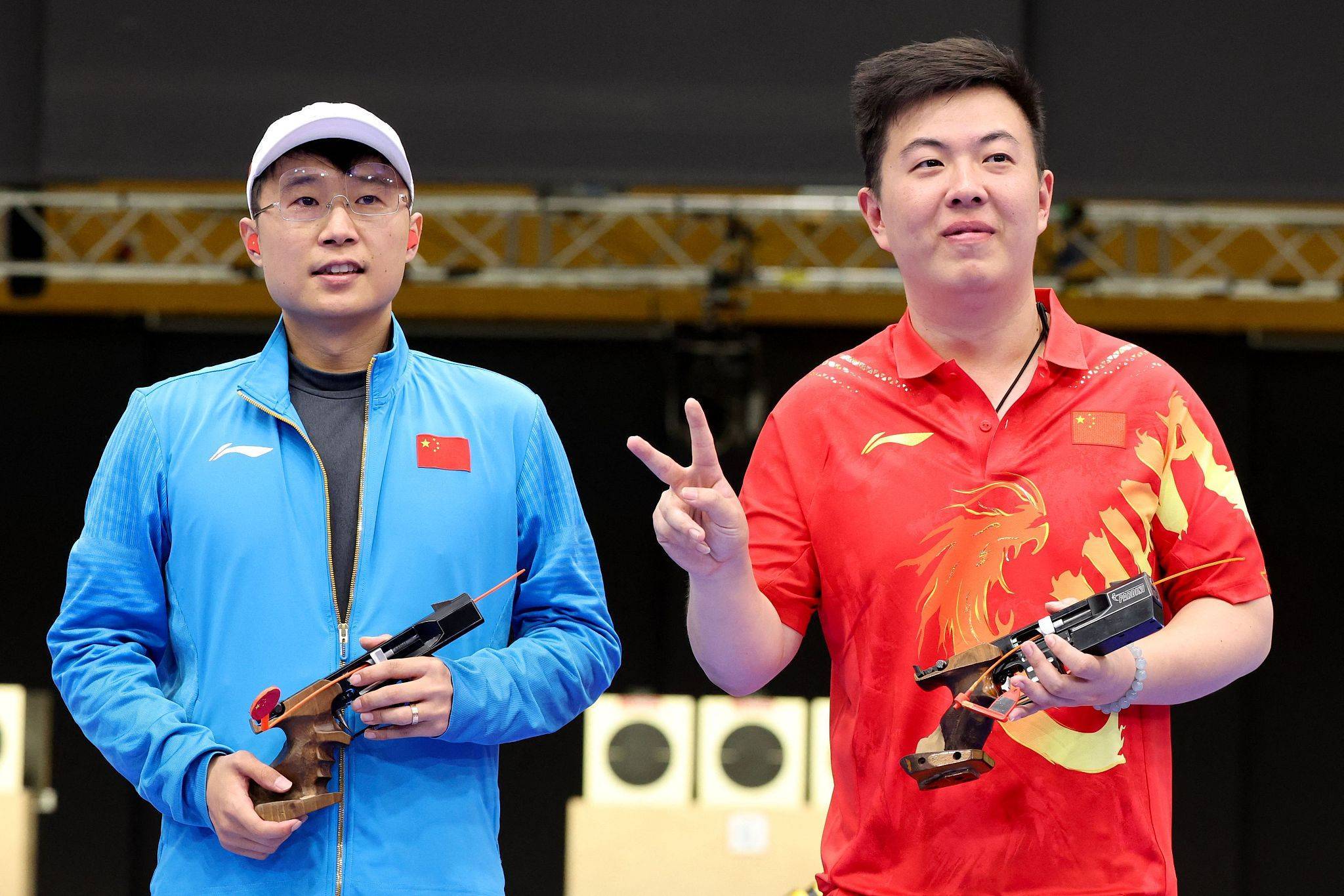 开云sport-射击选手专注击中目标，积极争取第一